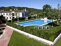 Piscina con zonas verdes comunes